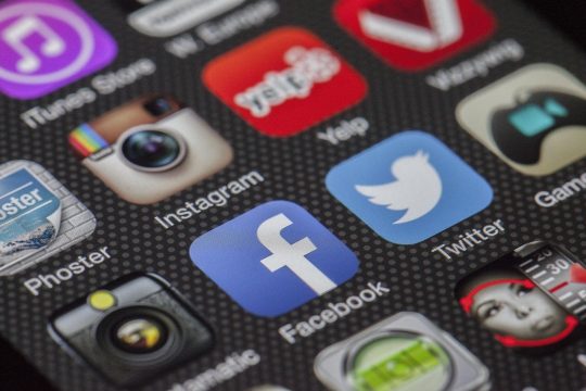 战争雷霆游戏启动器界面截图：显示版本更新进度条与新版本内容预告，界面风格深色专业
